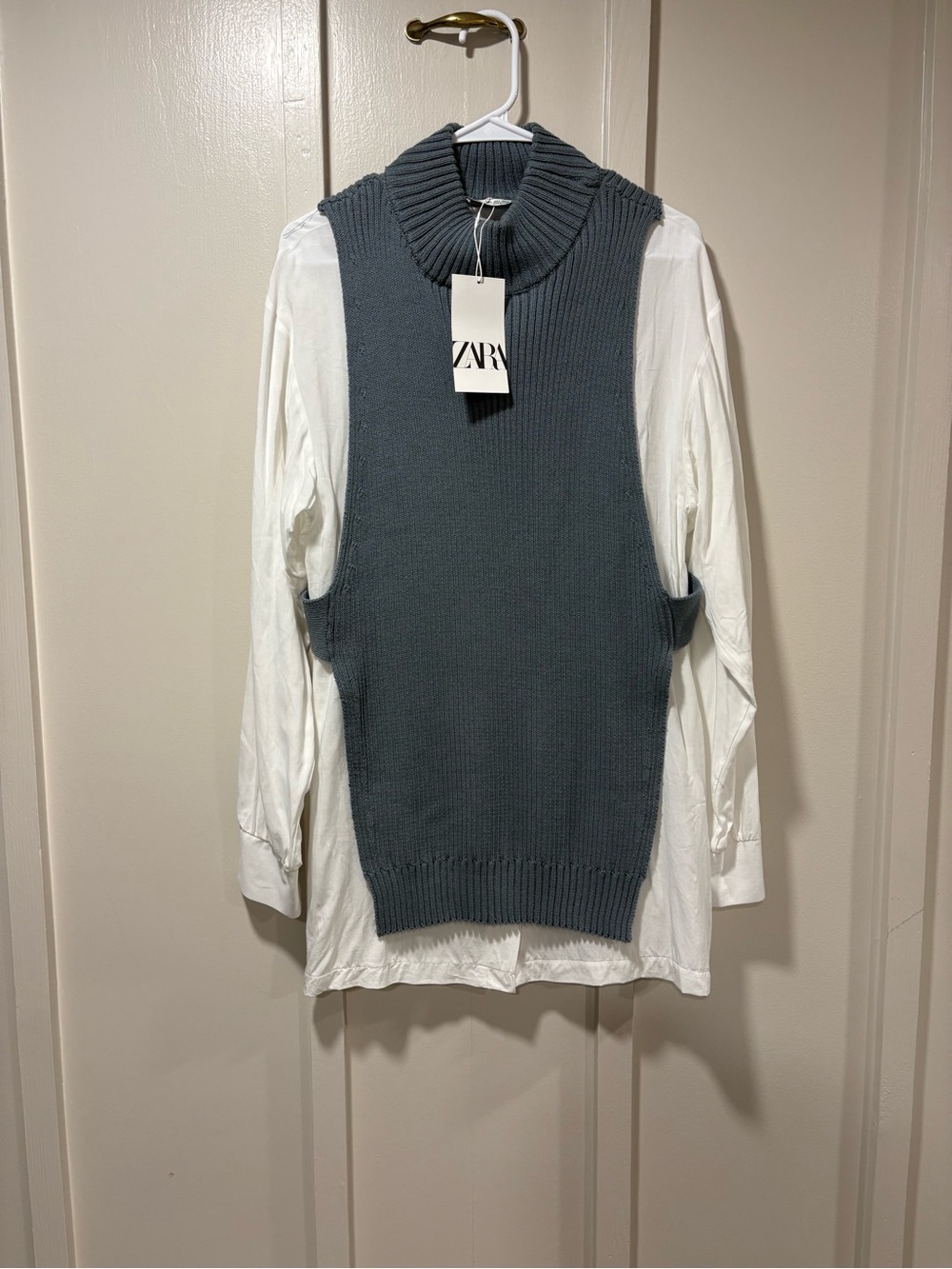 Zara Women’s Combination Blue/Grey Sweater Vest, attached to a Poplin White Shir